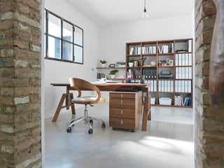 Büromöbel von Team 7, wie der höhenverstellbare Schreibtisch Atelier und der Stuhl Girado in Nussbaum
