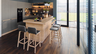Küchen von Team 7, in Eiche und optional mit Glasfront, Massivholz, Modell Cera Line