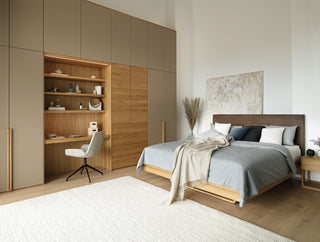 modernes, schlichtes Schlafzimmer in Eiche massiv, Bett mit abnehmbarem Polsterkopfteil