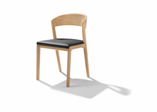 Mylon Stuhl mit Sitzpolsterung in Leder und in Eiche weiß geölt.