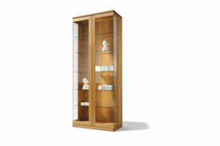 Cubus Vitrine in Eiche mit Winkeltüren in Klarglas.