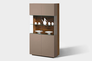 Vitrine Cubus mit Sichtfenster in Glas. Vitrine Cubus in Nussbaum.