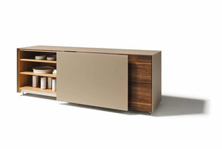 Anrichte Cubus Pure mit Schiebetür in Glas kiesel und Laden in Nussbaum geölt.