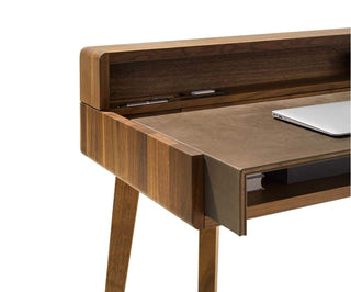 Sol Schreibtisch mit ausziehbarer Tischplatte in Nussbaum und Tischplatte in Naturleder.