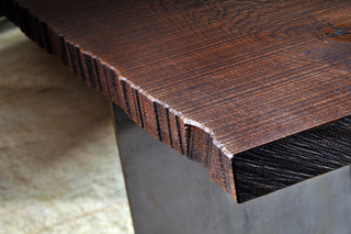 Stamm - Tisch - Kraftvoll und markant, auch durch seine Waldkante, Detail