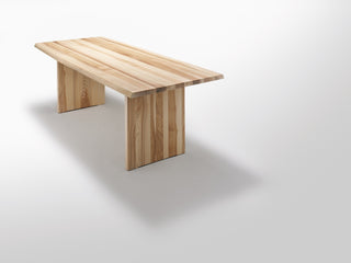 Stamm - Tisch - Kraftvoll und markant, auch durch seine Waldkante mit Holzwange