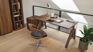 Büromöbel von Team 7, wie der Schreibtisch Atelier und der Stuhl Girado in Nussbaum