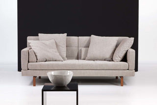 Sofa Amber mit Holzkufen im grauen Webstoff