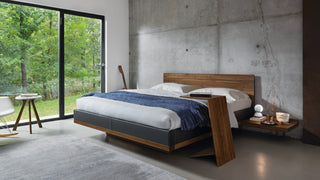 Massivholz-Betten, auch in Nussbaum geölt, schwebende Optik, teilweise mit Leder bespannt