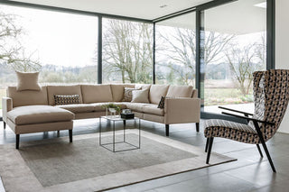 Sofa/Sessel Nele - Platzsparend, da reduziert in der Form - auf hohen Beinen stehend und somit angenehm komfortabel in der Sitzhöhe