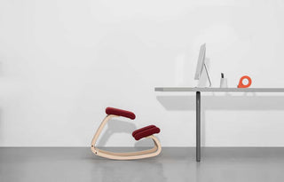 ergonomischer Knie-Stuhl Variable balans mit dunkelrotem Bezug als Schreibtischstuhl