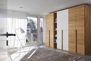 Lunetto Kleiderschrank mit Holztüren in Eiche und Glastüren weiß.