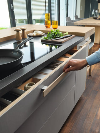 Küche Cera Line von Team7, extragroße Schublade mit Holz-Stangengriff