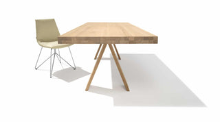 Seitenansicht von Team7 Tisch Tema in Eiche weiß geölt. Tischplatte mit Hirnholzkante, A-Füße