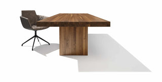 Seitenansicht von Team7 Tisch Tema in Nussbaum, Tischplatte mit Hirnholzkante, Holzwangen